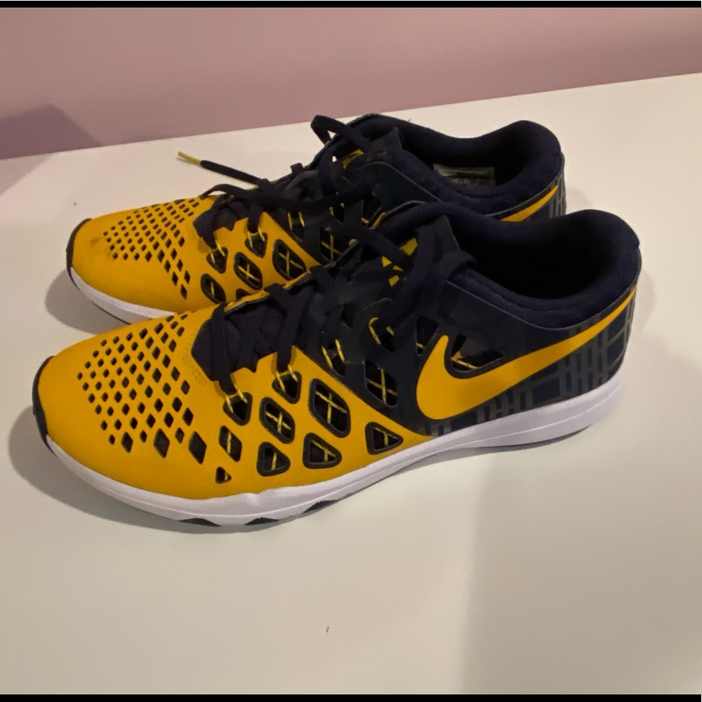 NIKE MICHIGAN WOLVERINES TRAINER SPEED 4 AMP SHOES